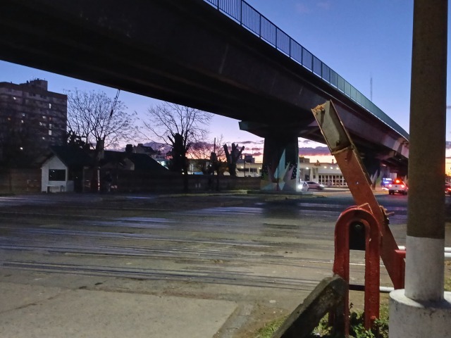 Una motociclista choc contra la barrera del ferrocarril